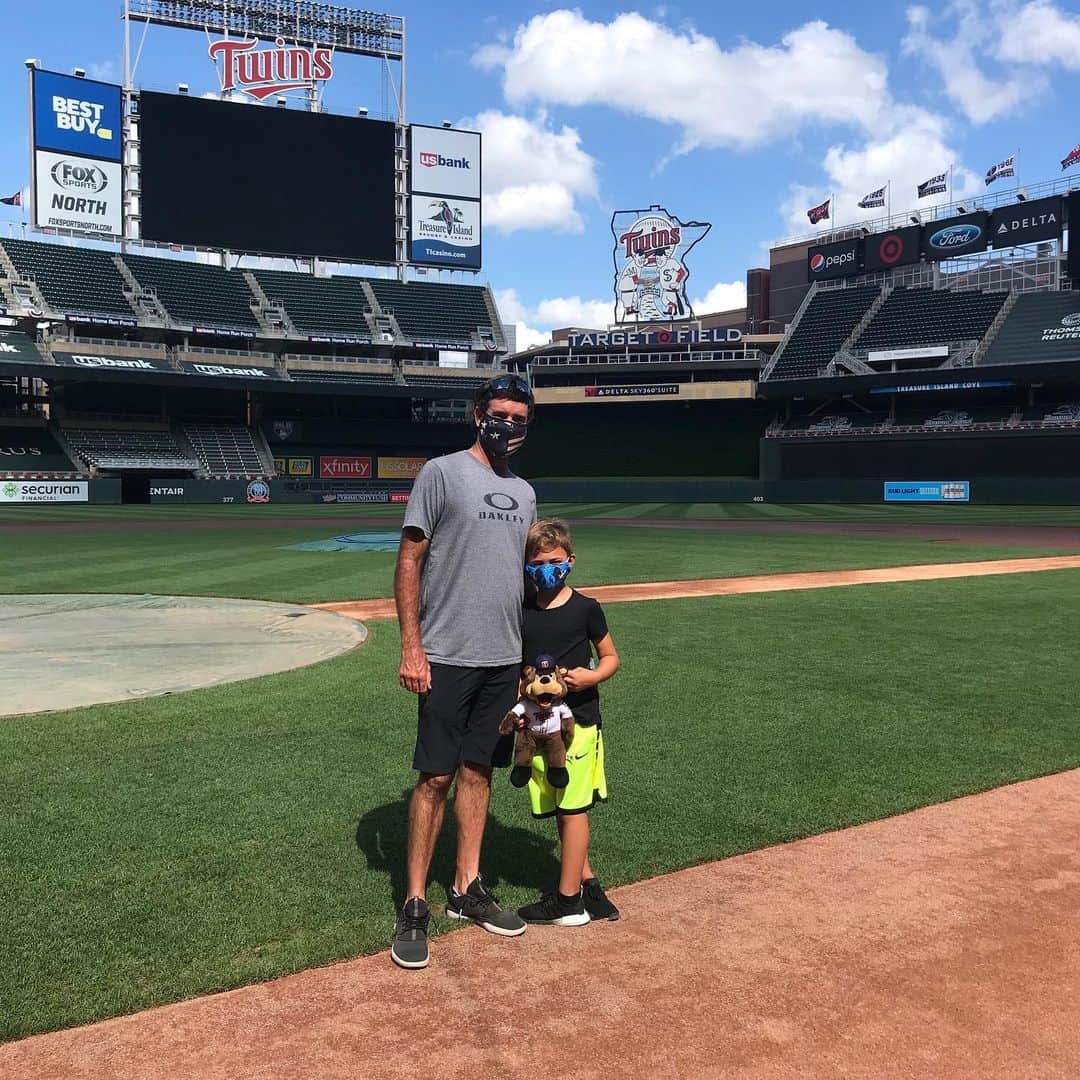 バッバ・ワトソンのインスタグラム：「Cool to see @twins stadium today with Caleb!」