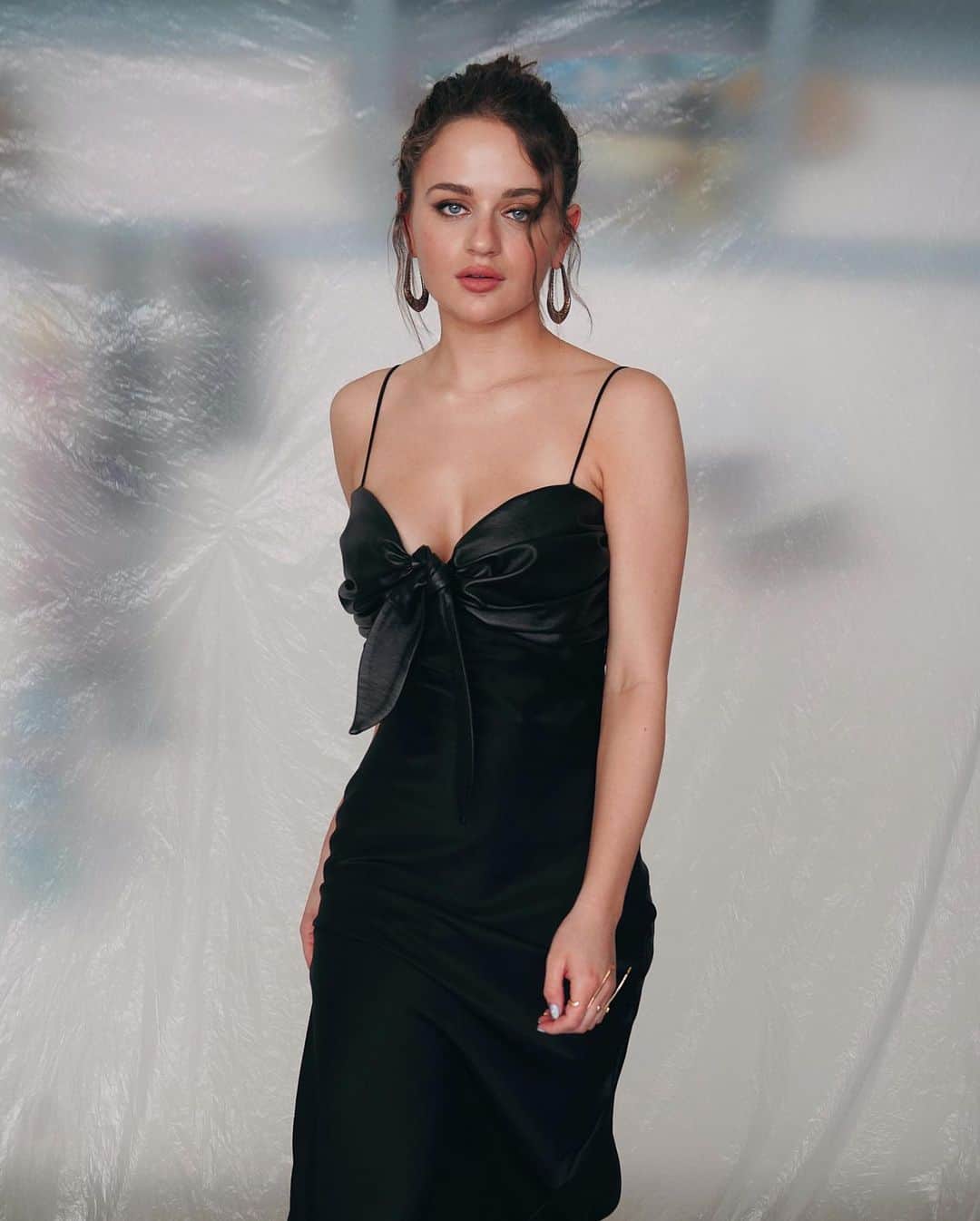 Just Jaredさんのインスタグラム写真 - (Just JaredInstagram)「@joeyking got all dressed up at home today for the virtual premiere of “The Kissing Booth 2,” which is now streaming on Netflix. She looks stunning in a @materieltbilisi dress! #JoeyKing #Materiel #Netflix #TheKissingBooth #TheKissingBooth2 Photos: JES/Backgrid」7月25日 8時37分 - justjared