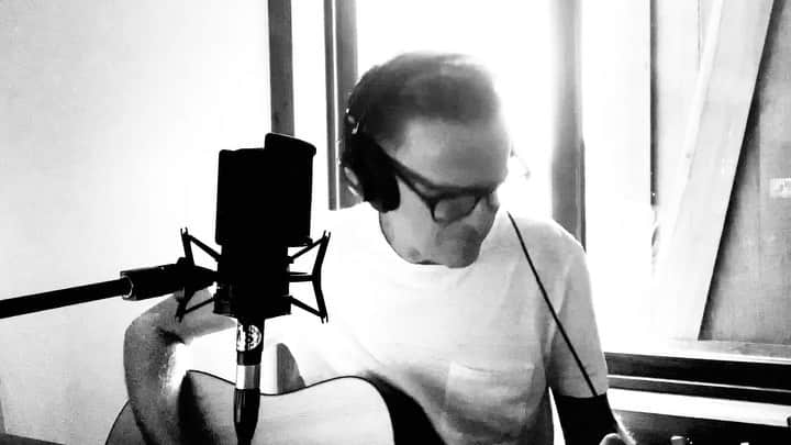 ブライアン・アダムスのインスタグラム：「Oxygen. A song from my 11th album, in my quest to try and respond to some of the requests. (Go to my YouTube channel to see the full song). Please excuse the similarity in all of the videos visually, but the cables from the mixer to my iPhone don’t stretch very far. #bryanadams11 #bryanadamsoxygen   oxygen my hands are shakin' - my heart skips a beat i can't focus - i can't speak it's like i'm underwater and i'm going deep - i need ya around me  oxygen - every moment  oxygen - everyday i can't live without it - don't take it away i need to breath you in - like oxygen  losin' cohesion - i'm losin' my mind i'm tryin' to resist it - to stay out of the light it's like i'm drownin' - in the deepest sea i need ya around me  oxygen - every moment  oxygen - everyday i can't live without it no - don't take it away i need to breath you in  oxygen every moment - oxygen everyday i can't live without it - don't take it away i need to breath you in - over and over again  my pulse racin' - my heads in a spin i need to see you darlin' - cuz you're my oxygen」