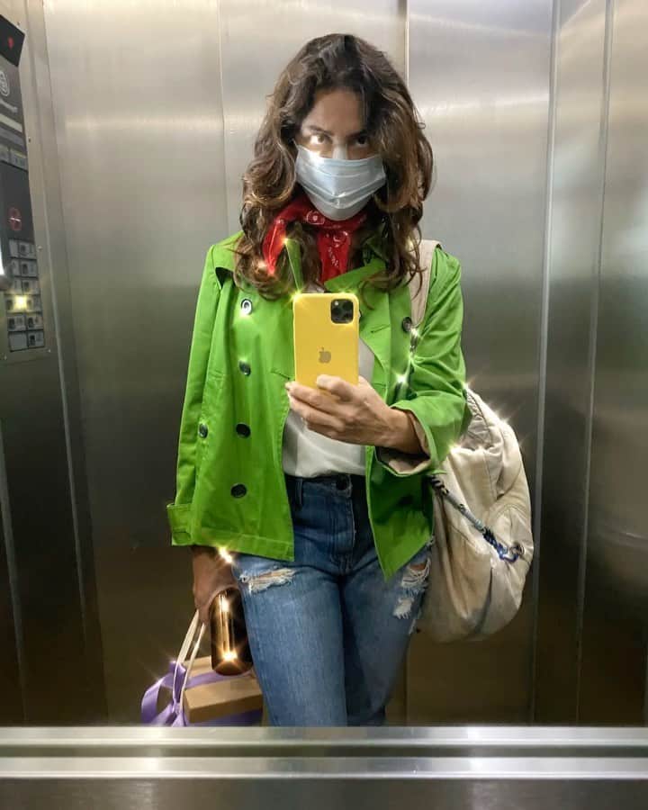 Giovanna Antonelliのインスタグラム：「... 🎶Me colori para lembrar o que vivi Me colori para contar o que chorei Me colori pra espantar todo meu pranto, meu coração Em preto e branco, hoje quer se rebelar🎶... 😁」
