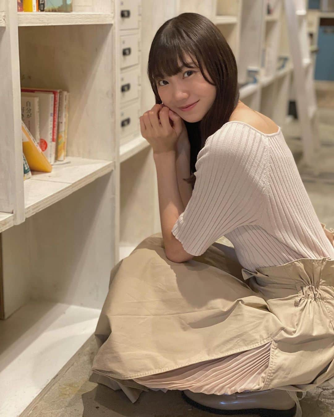 藤崎未夢さんのインスタグラム写真 - (藤崎未夢Instagram)「♡ 7月のセルフプロデュース個別生写真🧸 . . 新潟駅近くにある『BOOK INN』というところに行ってきました！ . とにかく本がたくさん！！ 普段あまり読まない私でも 気になる本がたくさんありました📚 宿泊もできるので、 県外から来る方にもとってもオススメ☺️✨ . . セルフプロデュース個別生写真は 『AKB48グループショップ』で予約受付中です！ . . #NGT48 #藤崎未夢 #生写真 #セルフプロデュース #新潟 #BOOKINN #未夢ちゃんとデート」7月25日 19時39分 - miyu_miyu_ngt48