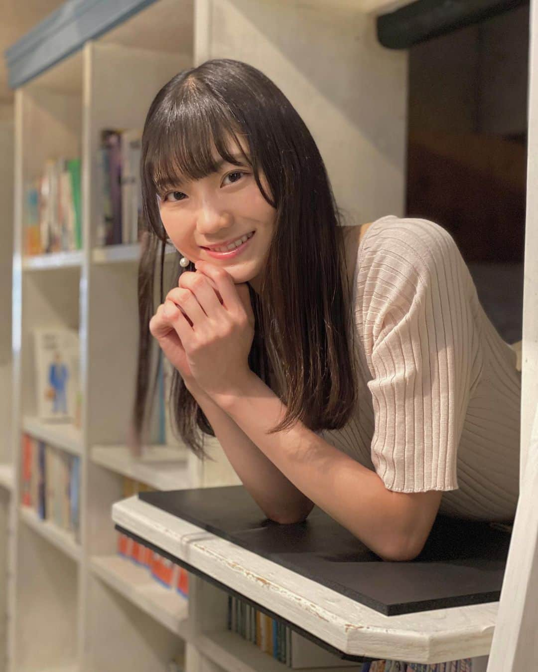 藤崎未夢さんのインスタグラム写真 - (藤崎未夢Instagram)「♡ 7月のセルフプロデュース個別生写真🧸 . . 新潟駅近くにある『BOOK INN』というところに行ってきました！ . とにかく本がたくさん！！ 普段あまり読まない私でも 気になる本がたくさんありました📚 宿泊もできるので、 県外から来る方にもとってもオススメ☺️✨ . . セルフプロデュース個別生写真は 『AKB48グループショップ』で予約受付中です！ . . #NGT48 #藤崎未夢 #生写真 #セルフプロデュース #新潟 #BOOKINN #未夢ちゃんとデート」7月25日 19時39分 - miyu_miyu_ngt48