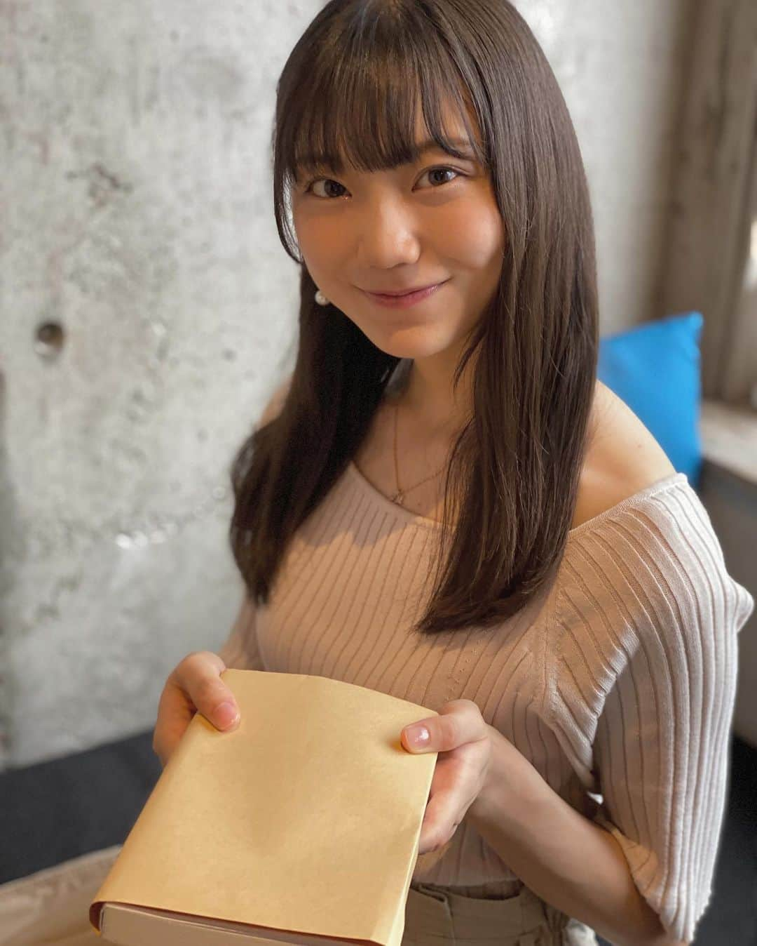 藤崎未夢さんのインスタグラム写真 - (藤崎未夢Instagram)「♡ 7月のセルフプロデュース個別生写真🧸 . . 新潟駅近くにある『BOOK INN』というところに行ってきました！ . とにかく本がたくさん！！ 普段あまり読まない私でも 気になる本がたくさんありました📚 宿泊もできるので、 県外から来る方にもとってもオススメ☺️✨ . . セルフプロデュース個別生写真は 『AKB48グループショップ』で予約受付中です！ . . #NGT48 #藤崎未夢 #生写真 #セルフプロデュース #新潟 #BOOKINN #未夢ちゃんとデート」7月25日 19時39分 - miyu_miyu_ngt48