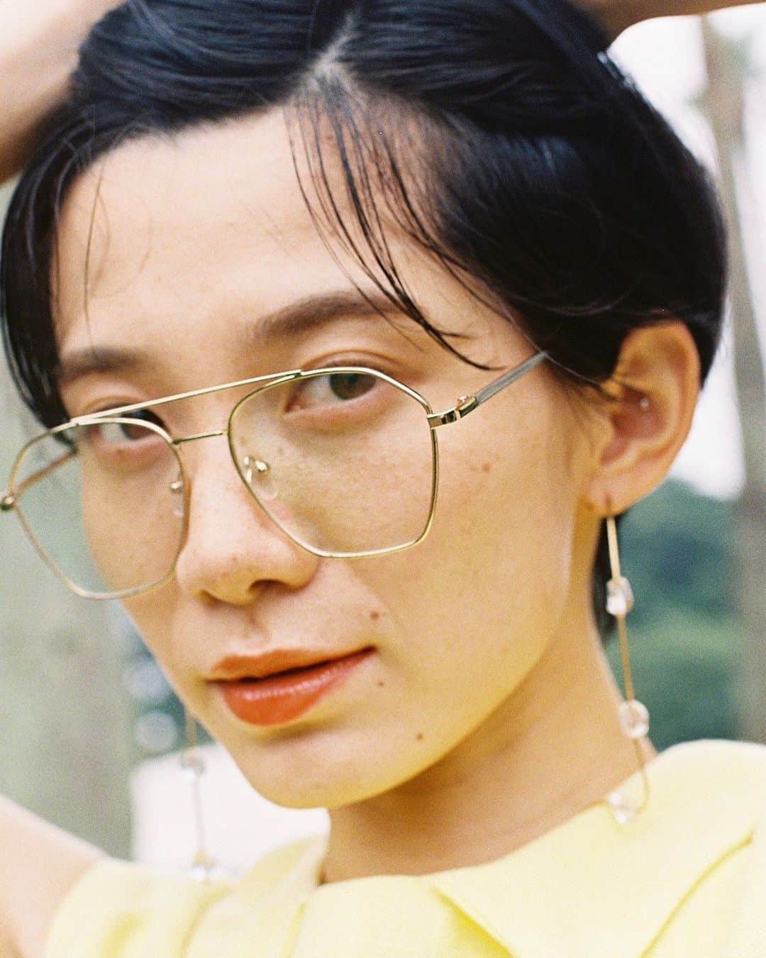 平山奈美のインスタグラム：「👓  .  #メガネ女子 #だてめがね #ナチュラルメイク #メイクアップ #ショートヘア #黒髪ショート#ヘアアレンジ #前髪アレンジ #三十路 #ママ #レトロ」