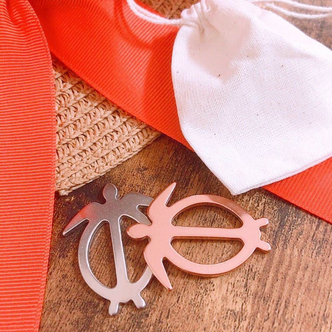 のインスタグラム：「ATMやエレベーターで使ってる可愛いウミガメ💕﻿✨ 自分で触らなくて良いのが良い♡ @fujitm_inc  ﻿ 銅イオンによる微量金属作用には、細菌類を死滅させる効果があるんだって！﻿ ﻿ 他の素材・金属と比べると、銅はウィルスの残存時間が最も短いのもポイント✨﻿ ﻿ 直接さわらない・直接触れないを気をつけて、﻿ マスクと除菌もしっかりしようと思います💕﻿ ﻿ #株式会社富士テクノマシン #touchlessHonu #非接触タッチツール #ウイルス対策 #非接触ツール #非接触 #コロナ対策」
