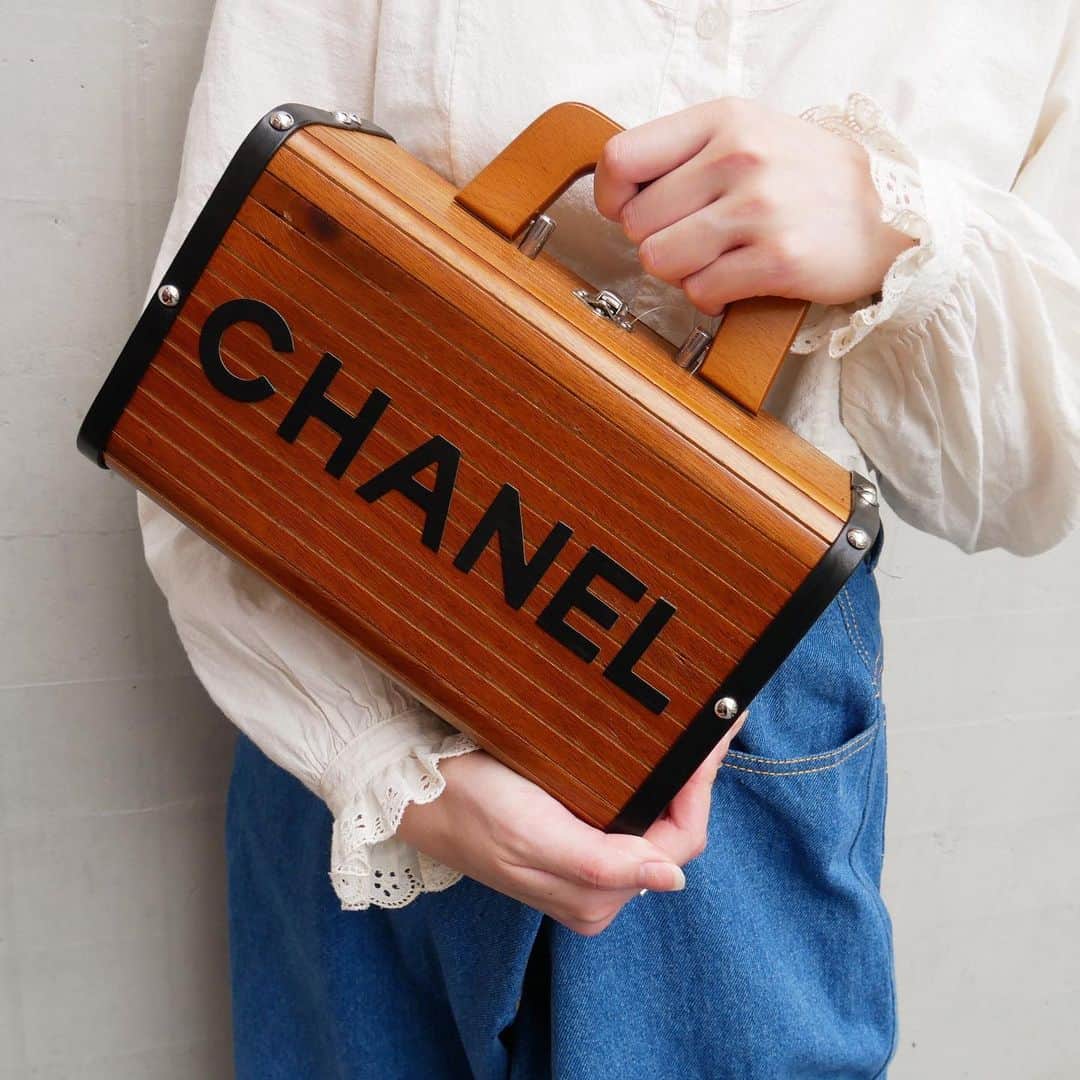 Vintage Brand Boutique AMOREさんのインスタグラム写真 - (Vintage Brand Boutique AMOREInstagram)「✨RARE FIND✨Vintage Chanel Wood Vanity bag from 1994-1996  ▶︎Free Shipping Worldwide✈️ ≫≫≫ DM for more information 📩 info@amorevintagetokyo.com #AMOREvintage #AMORETOKYO #tokyo #Omotesando #Aoyama #harajuku #vintage #vintageshop #ヴィンテージ #ヴィンテージショップ #アモーレ #アモーレトーキョー #表参道 #青山 #原宿#東京 #chanel #chanelvintage #vintagechanel #ヴィンテージ #シャネル #ヴィンテージシャネル #シャネルヴィンテージ #amoreomotesando #アモーレ表参道」7月25日 18時16分 - amore_tokyo