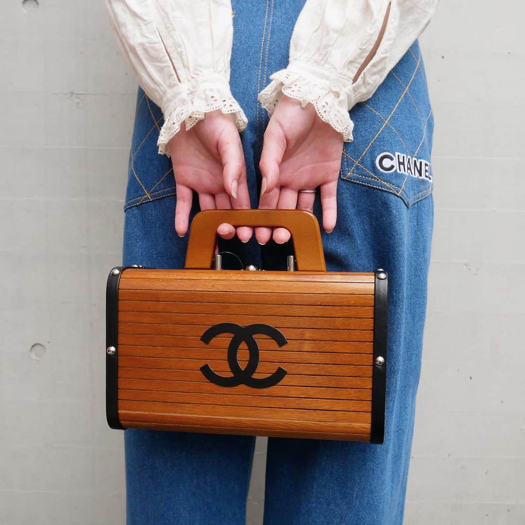 Vintage Brand Boutique AMOREさんのインスタグラム写真 - (Vintage Brand Boutique AMOREInstagram)「✨RARE FIND✨Vintage Chanel Wood Vanity bag from 1994-1996  ▶︎Free Shipping Worldwide✈️ ≫≫≫ DM for more information 📩 info@amorevintagetokyo.com #AMOREvintage #AMORETOKYO #tokyo #Omotesando #Aoyama #harajuku #vintage #vintageshop #ヴィンテージ #ヴィンテージショップ #アモーレ #アモーレトーキョー #表参道 #青山 #原宿#東京 #chanel #chanelvintage #vintagechanel #ヴィンテージ #シャネル #ヴィンテージシャネル #シャネルヴィンテージ #amoreomotesando #アモーレ表参道」7月25日 18時16分 - amore_tokyo