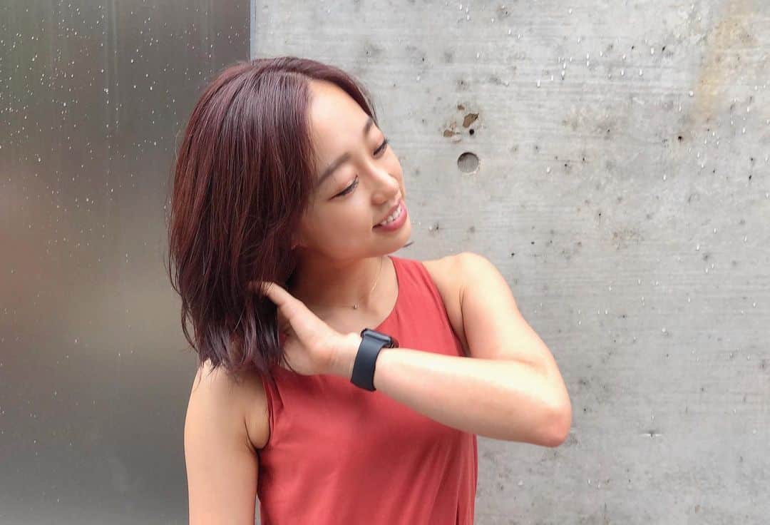 DJ YURiAのインスタグラム：「赤紫っぽくしてもらいました💜﻿ ﻿ 順調に伸びております🙆🏻‍♀️﻿ ﻿ ﻿ Thank you 🙏🏻 @ayano_kurihara  ﻿ ﻿ ﻿ #hair﻿ #haircolor  #ヘアカラー  #tokioトリートメント  #髪の毛伸ばし中  #今が耐え時」