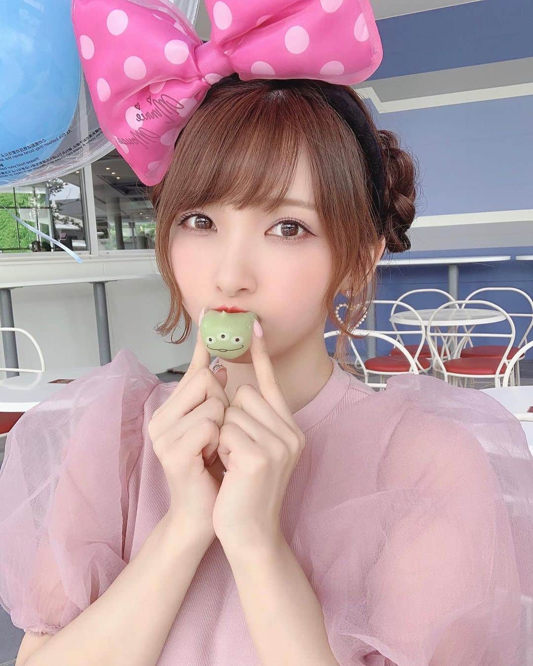 のインスタグラム：「♡ ． ずっと撮ってみたかった リトルグリーンまんとの写真👽💚 ． ． ．  ﻿ ﻿ #ディズニー #ディズニーランド #東京ディズニーランド #ディズニーコーデ #ピンク #ピンクコーデ #ビジョビ #ミニーマウス #ミニー#disney #disneyland#tdl #tdr #tokyodisneyland #リトルグリーンまん  #リトルグリーンメン  ． ♡」