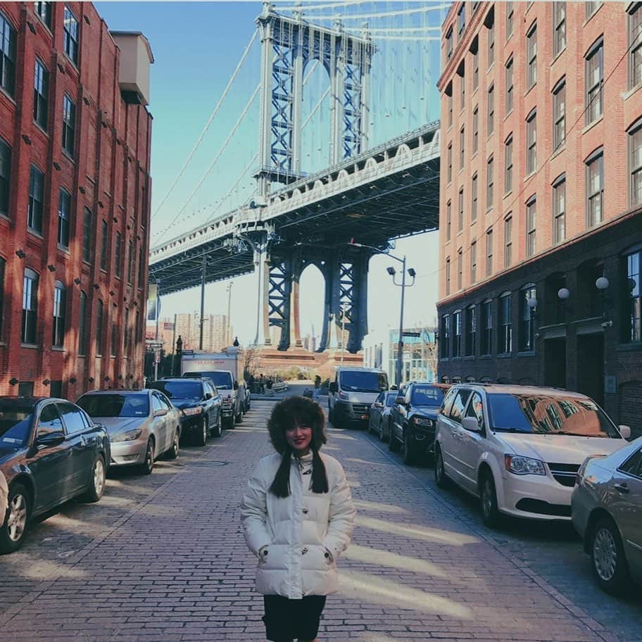 梅田彩佳さんのインスタグラム写真 - (梅田彩佳Instagram)「. . . なかなか大好きな、趣味の旅行ができなくて寂しいです。 でも今はみんなの命が大事です。 おさまってからまた楽しい旅行に行きたい☺️🐕！ . . なので、 ちょこちょこ 前にあげたことあるかもだけど 海外の写真あげていきます。 NYが多いですが。笑 . . . #brooklynbridge  です。 この時寒かったなー。 1人旅のNYでしたが、 他の方が撮ってくれました。 そんな一期一会も一人旅のほっこりするところです☺️🐶 . . #brooklynbridge  をゆーっくり歩いて渡るのが好きです。 また早くいきたいなー。 . . .」7月25日 18時22分 - ayaka_umeda_official