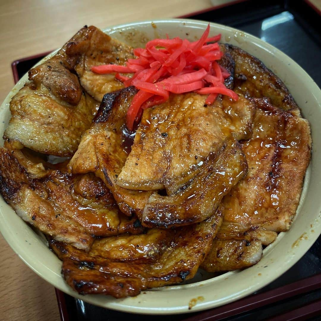 大嶋和也さんのインスタグラム写真 - (大嶋和也Instagram)「昨日の夜、今日の昼、夕ご飯。 全部豚丼笑 摂取した野菜は昨日の豚丼に乗ってたグリーンピース5粒のみ。 想定していたので昨日のお昼は家で野菜食べまくってきました笑」7月25日 18時24分 - kazuya_oshima