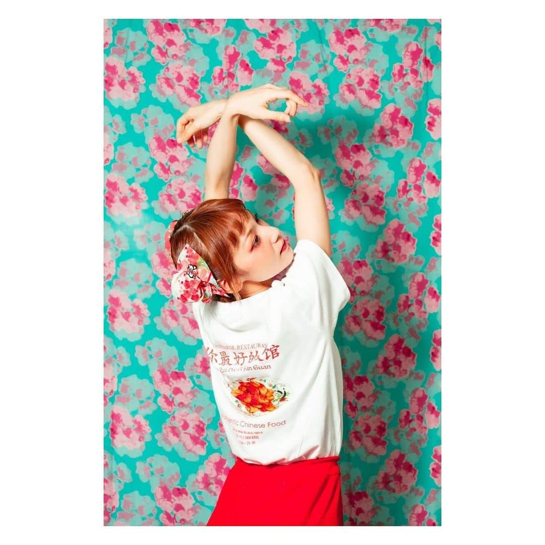 MAMIのインスタグラム：「今回のMAMI Tシャツは中華料理屋さんがテーマ🥟 僕が中華料理屋さんを作ったら…🍤 なんて考えながら、そこのお店(架空)のTシャツを作ってみました〜  🥟🎋你最好的饭馆🐼🍤 いらっしゃいませ〜！你最好的饭馆へようこそ〜！ 毎朝、市場から仕入れる取れたてのエビを使用した お店自慢の旨辛エビチリは一度食べたらヤミツキ！プリプリ！ 是非、ご賞味あれ〜🍤  ってこったな😉㊗️ みんなもこのTシャツ着て一緒に店員さんしよ〜😉  僕が着てるのはSサイズ👕 📸 @k_amirin_photo   #你最好的饭馆 #架空です #このTシャツのバックプリント情報は #全て架空です #マスクは #手作りです #🍤」