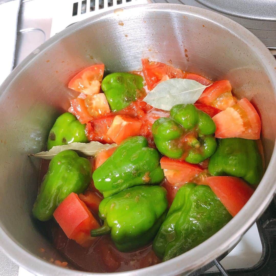 松本翔さんのインスタグラム写真 - (松本翔Instagram)「#松本食堂﻿ ﻿ 「まーたピーマンじゃん😒」って？？﻿ ﻿ 🇯🇵『丸ごとピーマンの煮浸し』﻿ ってレシピを前に見たことあったからそれを洋風に！﻿ 🇮🇹『丸ごとピーマンの冷製トマト煮浸し』﻿ ﻿ ⚫︎オリーブオイルで表面焼き、残していたトマト缶とトマト、ローリエを入れて水分はそのままトマトだけで煮込んでいく。ピーマンが柔らかくなったら、塩で整えて、完成！コンソメとかもいらない。入れた方が多分もっと美味しいけど....。で、冷蔵庫で冷やして、冷製になんてしちゃって、仕上げにブラックペッパーとパセリ振っちゃって、種もヘタも丸ごと食べよう🙏🤤﻿」7月25日 18時31分 - matsumotosho444