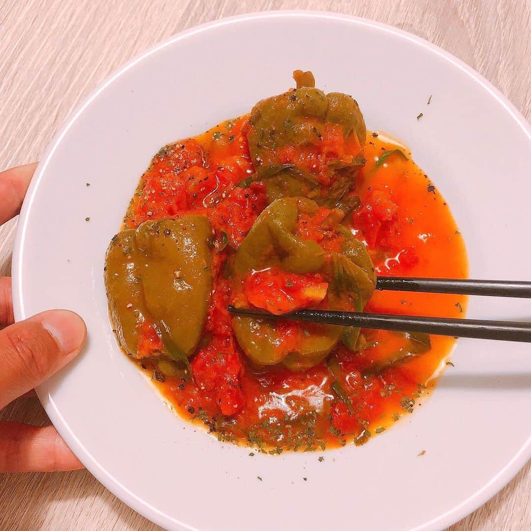 松本翔さんのインスタグラム写真 - (松本翔Instagram)「#松本食堂﻿ ﻿ 「まーたピーマンじゃん😒」って？？﻿ ﻿ 🇯🇵『丸ごとピーマンの煮浸し』﻿ ってレシピを前に見たことあったからそれを洋風に！﻿ 🇮🇹『丸ごとピーマンの冷製トマト煮浸し』﻿ ﻿ ⚫︎オリーブオイルで表面焼き、残していたトマト缶とトマト、ローリエを入れて水分はそのままトマトだけで煮込んでいく。ピーマンが柔らかくなったら、塩で整えて、完成！コンソメとかもいらない。入れた方が多分もっと美味しいけど....。で、冷蔵庫で冷やして、冷製になんてしちゃって、仕上げにブラックペッパーとパセリ振っちゃって、種もヘタも丸ごと食べよう🙏🤤﻿」7月25日 18時31分 - matsumotosho444