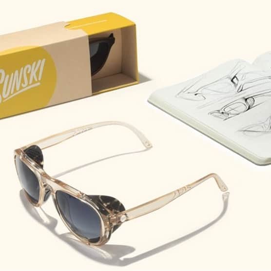 UNBY GENERAL GOODS STOREのインスタグラム：「11BRAND BOXのブランドをご紹介！SUNSKI(サンスキー) UNBYでも人気のSUNSKIは、2人のサルサボーイズが自分たちの命運をかけて発表したサングラスブランドです。 サルサチップスを作っていたトム、マイケルの二人はオーストラリアにテントとサーフボードをもって出かけます。 その旅で急進的な80年代のオージー達のヴィンテージサングラスをピックアップしては集めました。 キックスターターによって、そのお土産のサーフトリップシェードからイメージしたサングラス会社を立ち上げ。「みんなが外に出て安心して遊ぶことができるように」との願いを込め、〈1% For the Planet〉プロジェクトに賛同、コストパフォーマンスもヒストリーもなかなかどうして小憎い魅力があると思いませんか？ UNBYでは数多くの形をお取り扱いしてます！ 今回の11BRAND BOXでは、お買い上げの方にスペシャルノベルティのメガネケースをご用意してくださいました。 今年もSUNSKIほしいなー！ . .  #sunski #サンスキー #sunglasses #サングラス #eyewear #sunlight #Summeritem #アクティブな夏 #サングラス女子 #めがね女子 #眼鏡 #メガネ #サングラス好き」