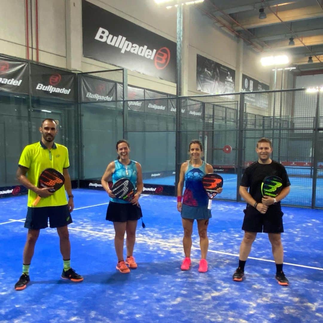 のインスタグラム：「Buen partido de padel para empezar el día... @raulrh77 @pazuca00 #cris @bullpadelsport」