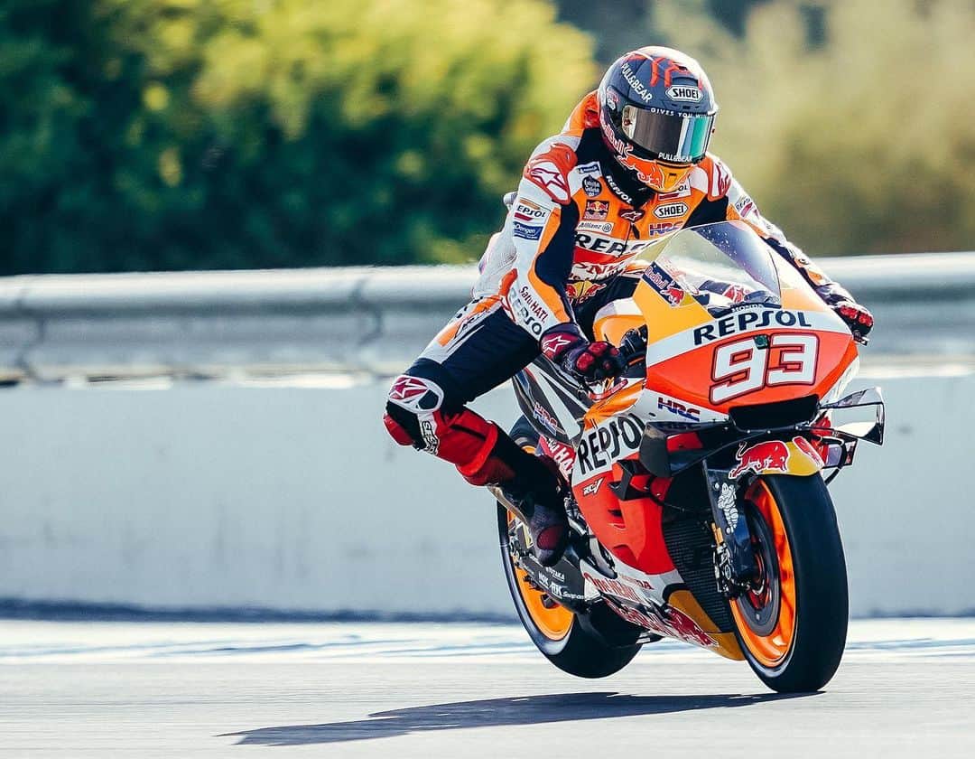 レプソル・ホンダのインスタグラム：「Break Arm Sunday Surgery Tuesday Rear Wheel in the Air Saturday ⠀⠀⠀⠀⠀⠀⠀⠀⠀ #AndaluciaGP #MotoGP #RidingForThem #MotoGPIsBack #MotoGP #MM93 #MarcMarquez93 #Racing #Repsol #Honda #Racing #RepsolHonda #HRC #RC213V #ThePowerOfDreams #Racing #Motorcycle #Team #OneHeart #PushingAheadTogether」