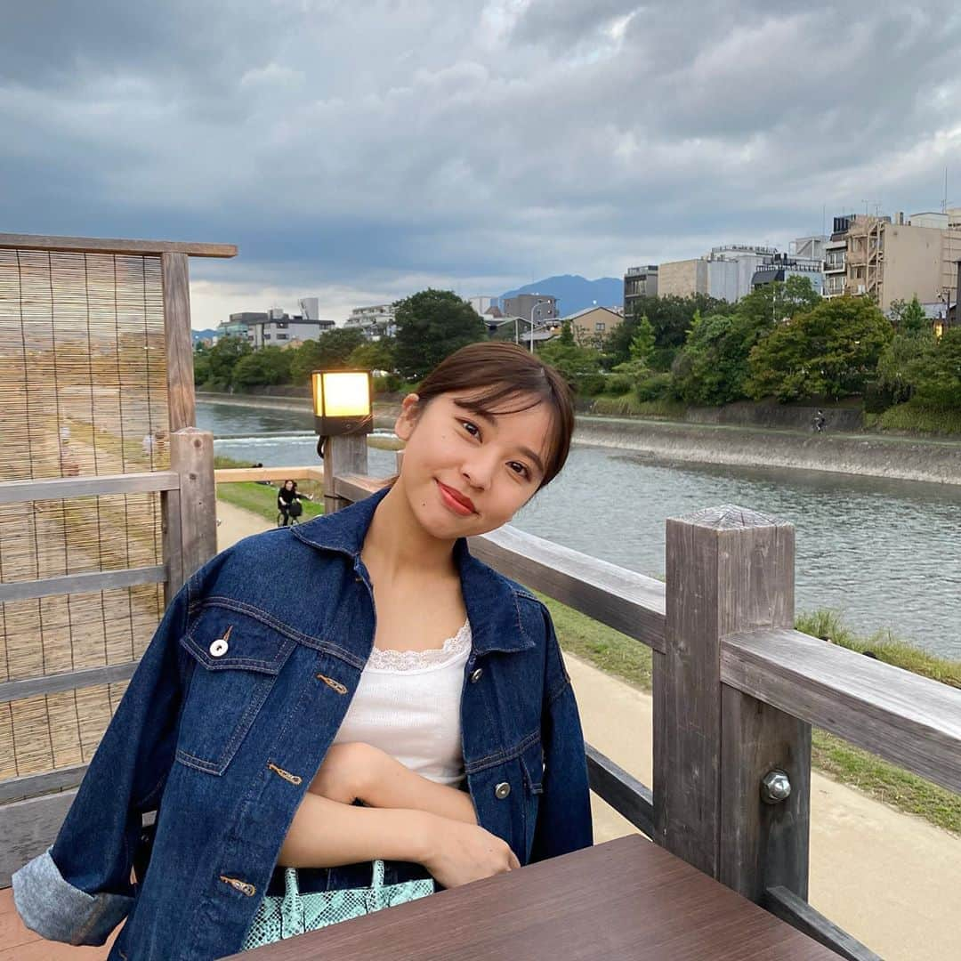 山尾梨奈さんのインスタグラム写真 - (山尾梨奈Instagram)「〻 ママが川床に連れてってくれた日🖤 雨予報でギリギリまで行くか悩んだけど くもりになってくれて暑すぎず快適な気温でした！ お料理全部美味しかったです🤤🍙. . 川床(納涼床)は川の上に座敷を作って 涼みながらそこでご飯を食べる夏の風物詩です イタリアンとかカフェもやってるよ！. . . #kyoto #京都グルメ #川床 #納涼床 #先斗町 #先斗町グルメ #先斗町ディナー #烹祥庵 #推し京都」7月25日 18時49分 - yamarina_1210