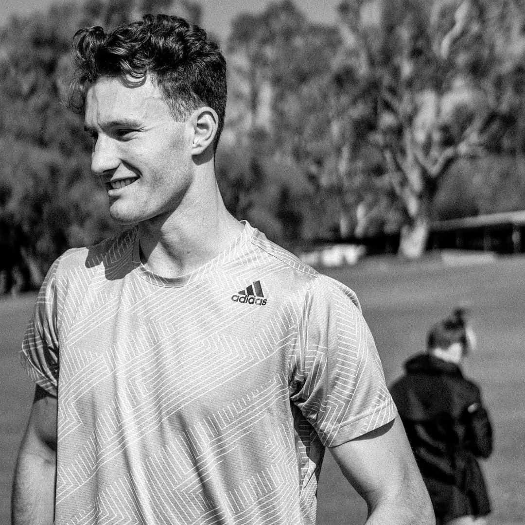カーティス・マーシャルのインスタグラム：「Black and white (and forehead veins) 💀 . . . #adidas #polevault #athletics #training #trackandfield #running #grain #blackandwhite」