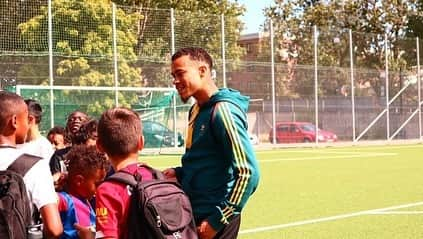 ロビン・クアイソンさんのインスタグラム写真 - (ロビン・クアイソンInstagram)「love my neighbourhood. I love the kids. #164 @husbyff fotbollsskola vi ses nästa år igen. Ni är guld!!!  #rnhram 📸: @kaleablemmouh」7月25日 18時52分 - quaison