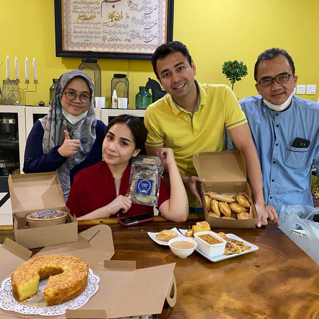 Raffi Ahmadさんのインスタグラム写真 - (Raffi AhmadInstagram)「Kue-kue produk jaduk yang mantap !!!! @lugina.galih 🙏❤️」7月25日 19時02分 - raffinagita1717