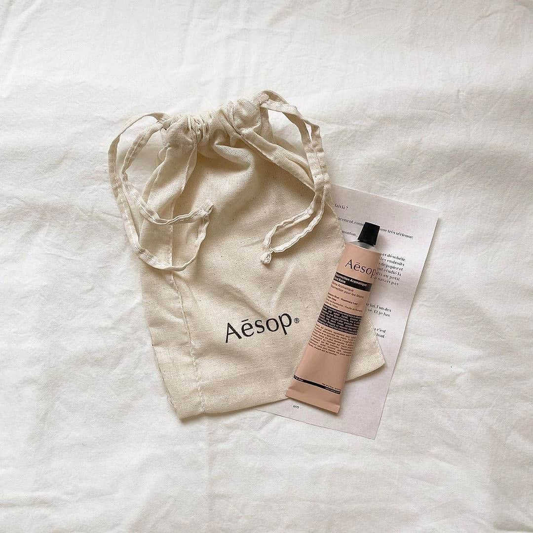 HowTwo!のインスタグラム：「. Aesop (イソップ) の商品は高級ホテルでも使用されているほど その質の高さや高級感のあるオシャレなデザインが認められています。  またすべての成分がこだわって選び抜かれたもので肌にとても優しいです🍃  特にAesopのハンドクリームは塗った直後でもスーッと肌になじむのでほとんどべたつかないのが嬉しいポイントですね♡  ＜商品名＞ Aesop レスレクション ハンドバーム　 @aesopskincare	  photo by @___ariel09  素敵な写真をありがとうございます📸💕 . . HowTwoでは、不定期でプレゼントキャンペーンを実施予定🎁 ぜひ、＠howtwo_tv をフォローしてね✨」