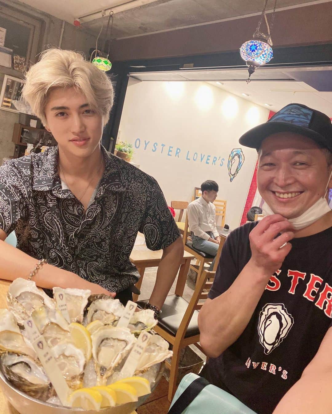 のインスタグラム：「I LOVE OYSTERS ❤️🦪🤤  ひるねからのカキ最高だ。 @oyster_lovers すごく美味しいかた！🤙  #oyster #oysterlover #oysterlovers #kichijoji #oysterbar #familyresturant #カキ #カキ氷  #オイスター  #オイスターバー  #吉祥寺  #美味しい #親戚のお店 #久しぶり」