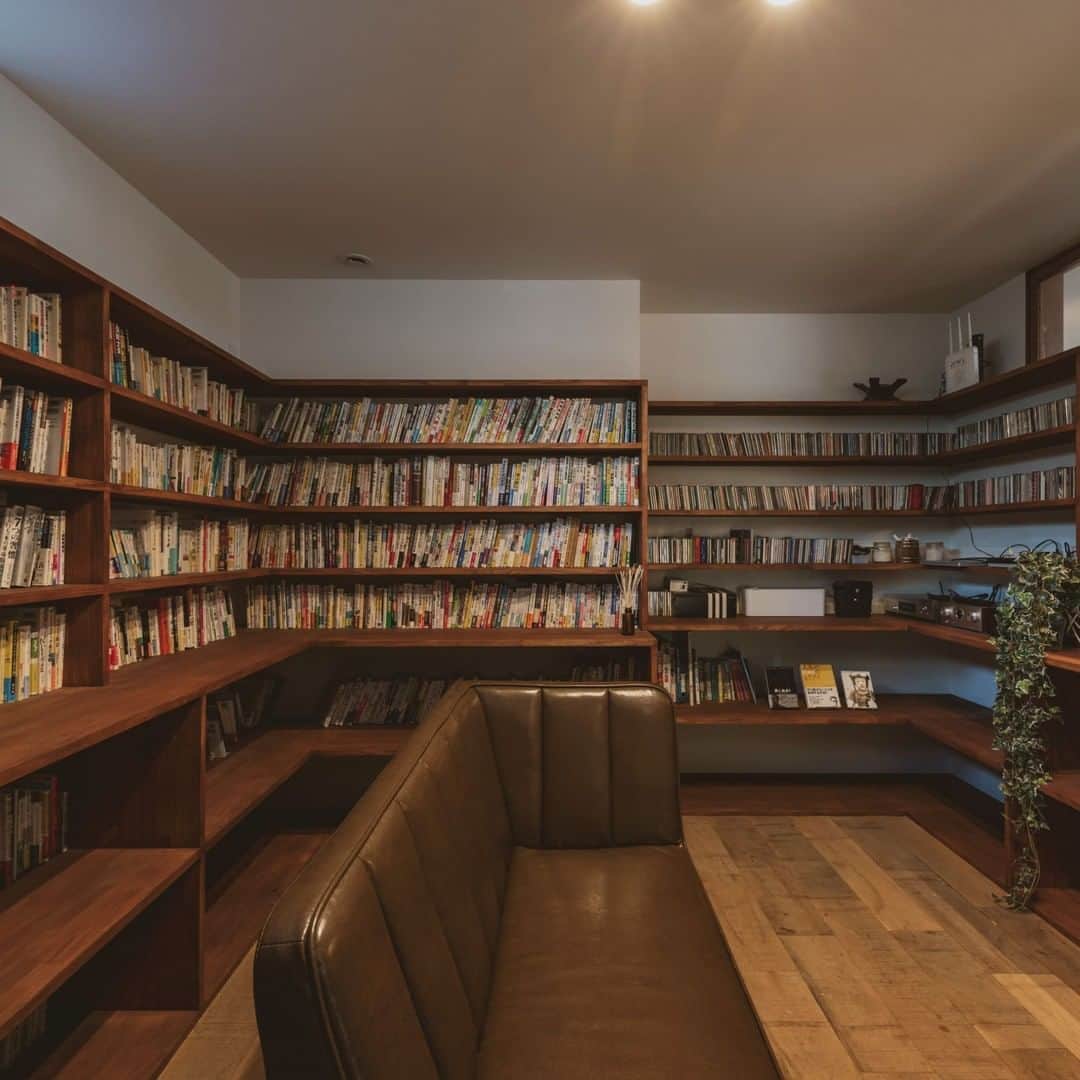 コラボハウス一級建築士事務所さんのインスタグラム写真 - (コラボハウス一級建築士事務所Instagram)「.⠀⠀ 本好きなご家族の図書室。⠀⠀ ４面全ての壁に本棚をつくりました。⠀⠀ 部屋の中央にはソファを置いて⠀⠀ ゆっくりと読書ができる空間に。⠀⠀ .⠀⠀ 他にも沢山のお家をホームページで⠀⠀ ご紹介しています。⠀⠀ @collabo_house　からご覧ください。⠀⠀ #本好き #小説 #図書室 #無垢床 #造作カウンター #ソファ #映画鑑賞 #ベンチ #本と暮らす #収納 #自分らしい暮らし #マイホーム #デザイナーズ住宅 #注文住宅新築 #設計士と直接話せる #設計士とつくる家 #コラボハウス #インテリア #愛媛 #香川 #新築 #注文住宅」7月25日 19時00分 - collabo_house