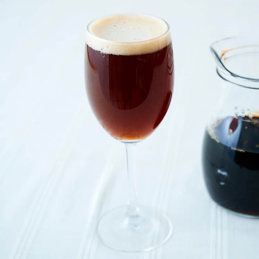 Hanako公式さんのインスタグラム写真 - (Hanako公式Instagram)「ビール×ブラックコーヒーで、黒ビール風に☕️﻿ ちょい足しでできる「ビアカクテル」アレンジ。﻿ ﻿ ﻿ ビールにコーヒーを合わせると、黒ビールのようなコクのある味わいに。スペインでは「カフェ・コン・セルベッサ」という名で親しまれているドリンクです。「甘さやミルクなどを加えていないブラックコーヒーで、少し酸味のあるタイプだと相性がいいですよ」﻿ ﻿ 【用意するもの】﻿ ・ビール﻿ ・ブラックコーヒー﻿ ﻿ 【作り方】﻿ 1.コーヒーをグラスの半分くらいまで注ぐ。﻿ 2.残り半分のグラスにビールを注いだら完成！﻿ ﻿ ●Navigator／児島麻理子﻿ ライター・PRコンサルタント。出版社を経て、2008年より洋酒メーカーで広報を担当。現在は独立し、飲食・ライフスタイルの分野でライター、PRコンサルタントとして活動。趣味はアートとバーを楽しむこと。これまでに世界7ヶ国以上の蒸留所やバーをめぐる。Hanako.tokyoで『児島麻理子の「TOKYO、会いに行きたいバーテンダー」』を連載中。﻿ ﻿ #Hanako #Hanako_magazine #stayhome #おうちカフェ#家飲み #宅飲み #ビアカクテル #クラフトビール #お酒レシピ#ビール好き #ひとり呑み #せんべろ #おすすめ酒 #おつまみ部 #黒ビール #コーヒー好き」7月25日 19時06分 - hanako_magazine