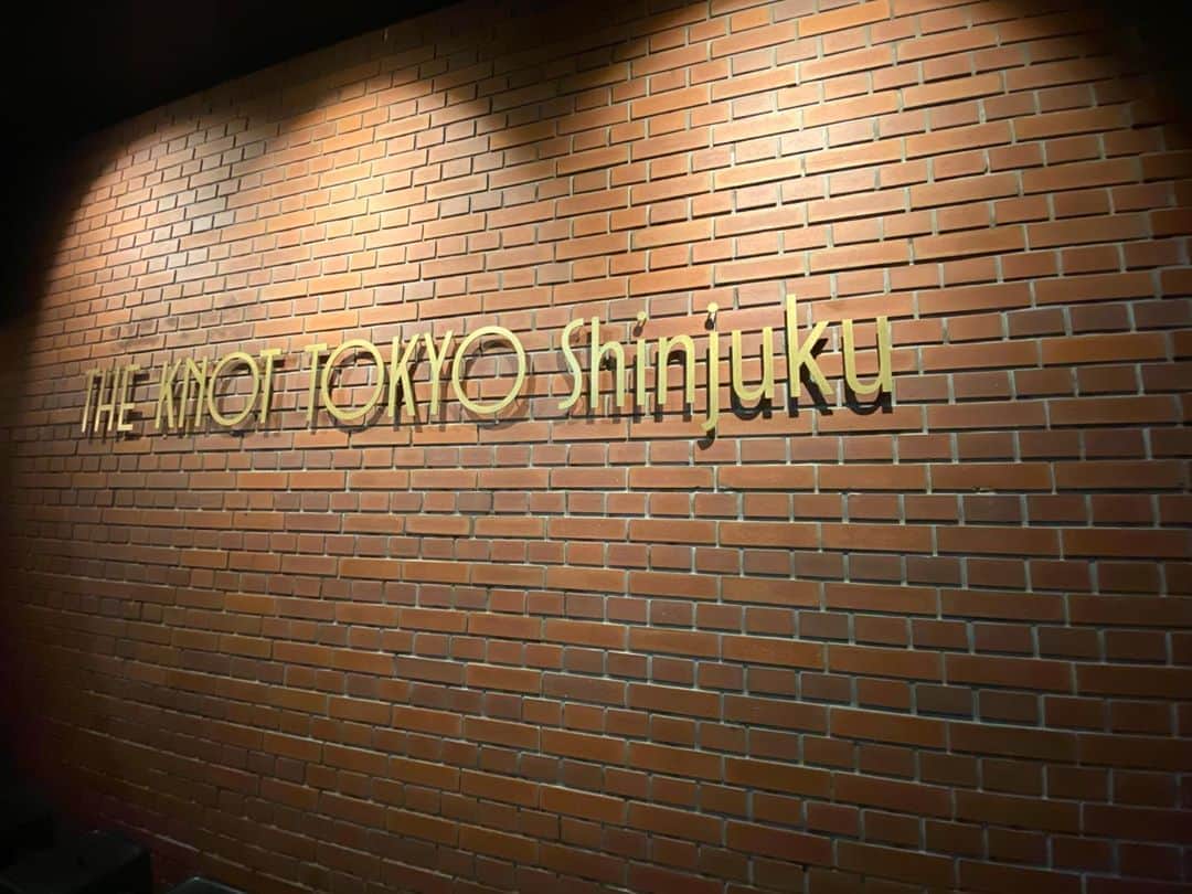 黒澤まさ美さんのインスタグラム写真 - (黒澤まさ美Instagram)「. 先日たまたま飲みに行った#ホテル がおしゃの暴力でした。。。👑 . #theknottokyoshinjuku  . #hotel #luxuryhotel  #luxurytravel  #shinjuku  #tokyo  #japan #ホテル好き  #ホテルオタク #デザイナーズホテル  #新宿 #ザノット東京新宿  #酔っ払って撮ったのでちょっと雑」7月25日 19時08分 - masami_kurosawa