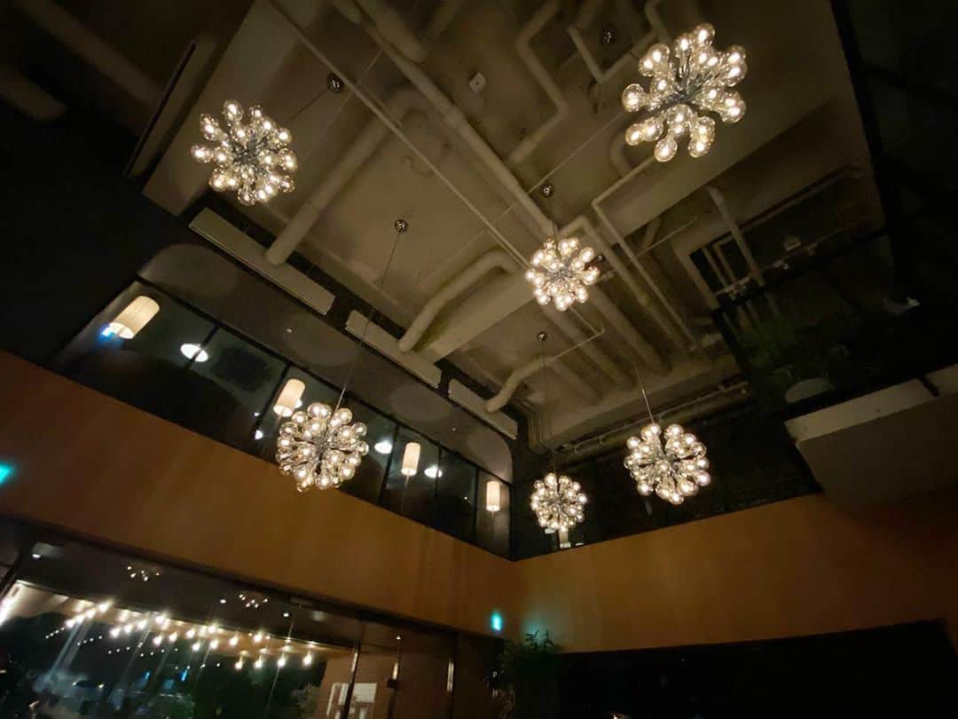 黒澤まさ美さんのインスタグラム写真 - (黒澤まさ美Instagram)「. 先日たまたま飲みに行った#ホテル がおしゃの暴力でした。。。👑 . #theknottokyoshinjuku  . #hotel #luxuryhotel  #luxurytravel  #shinjuku  #tokyo  #japan #ホテル好き  #ホテルオタク #デザイナーズホテル  #新宿 #ザノット東京新宿  #酔っ払って撮ったのでちょっと雑」7月25日 19時08分 - masami_kurosawa