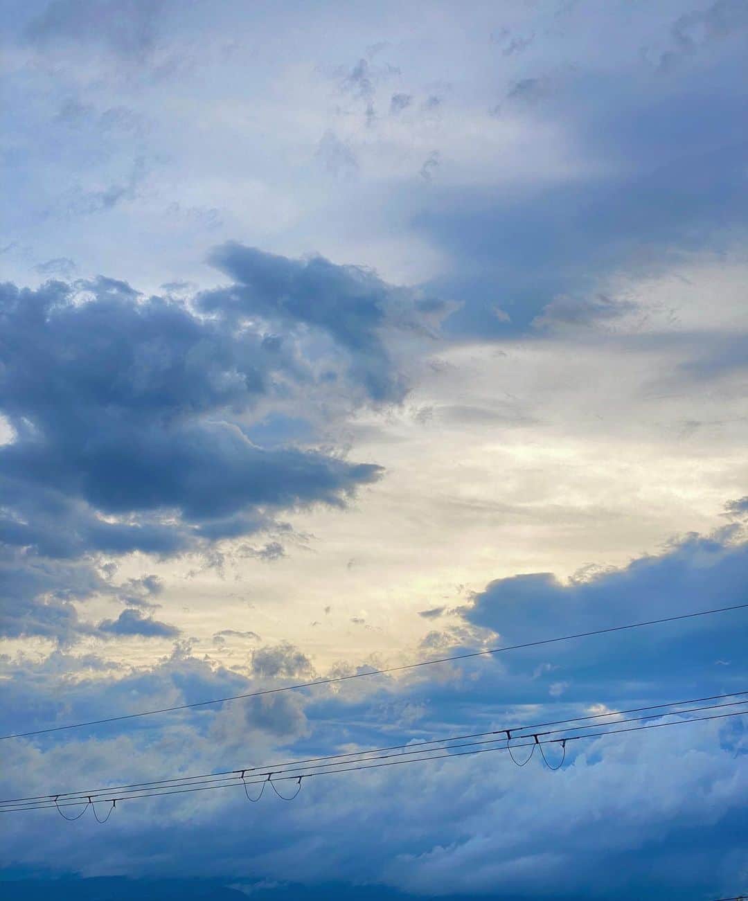 Erenaさんのインスタグラム写真 - (ErenaInstagram)「☁️☁️sky☁️☁️ みんなの未来に光がありますように🔦✨ ふと空を見上げたら幻想的で🤭📸 . . #空#幻想的#幻想的な空#光#picture#beautiful#sky#blue#bluesky#night#rooftop」7月25日 19時09分 - o1.erena.1o_
