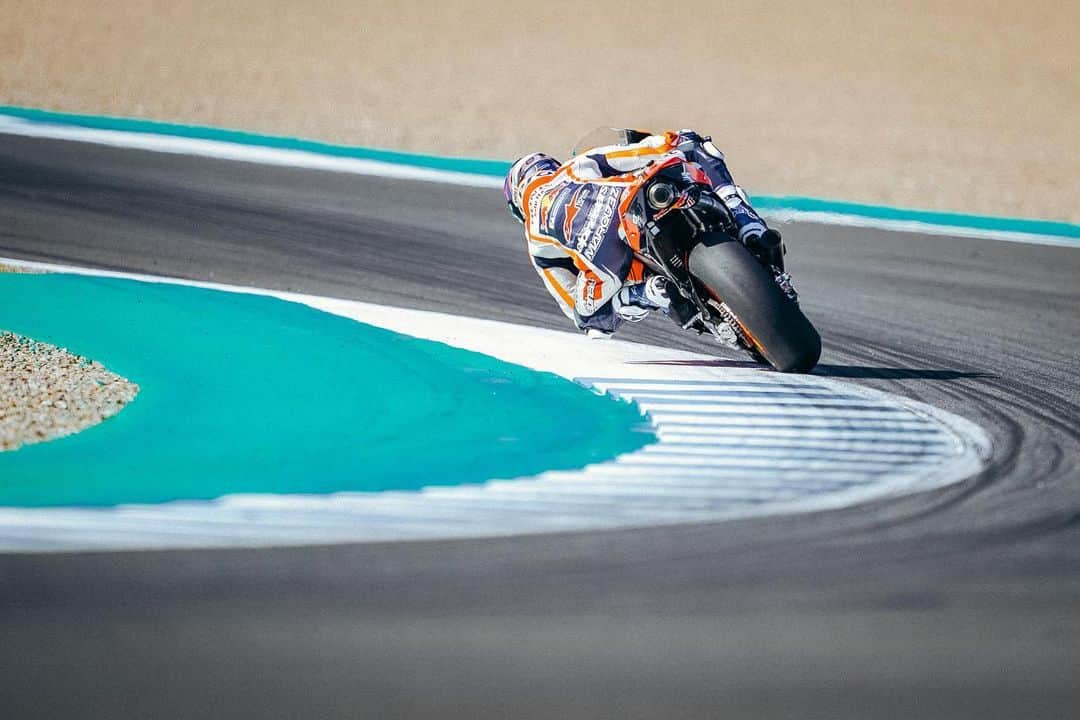 レプソル・ホンダのインスタグラム：「Pick up and go 👾 ⠀⠀⠀⠀⠀⠀⠀⠀⠀ #AndaluciaGP #TheReturn #MotoGP #RidingForThem #MotoGPIsBack #MotoGP #AM73 #AlexMarquez73 #Racing #Repsol #Honda #Racing #RepsolHonda #HRC #RC213V #ThePowerOfDreams #Racing #Motorcycle #Team #OneHeart」