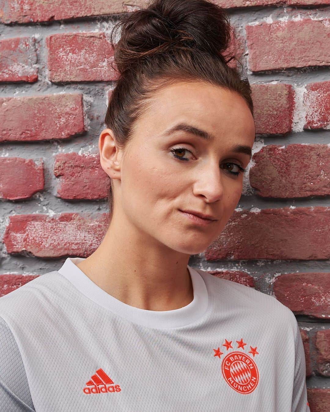 Lina Magullのインスタグラム：「Proudly presenting the new away shirt 😏」