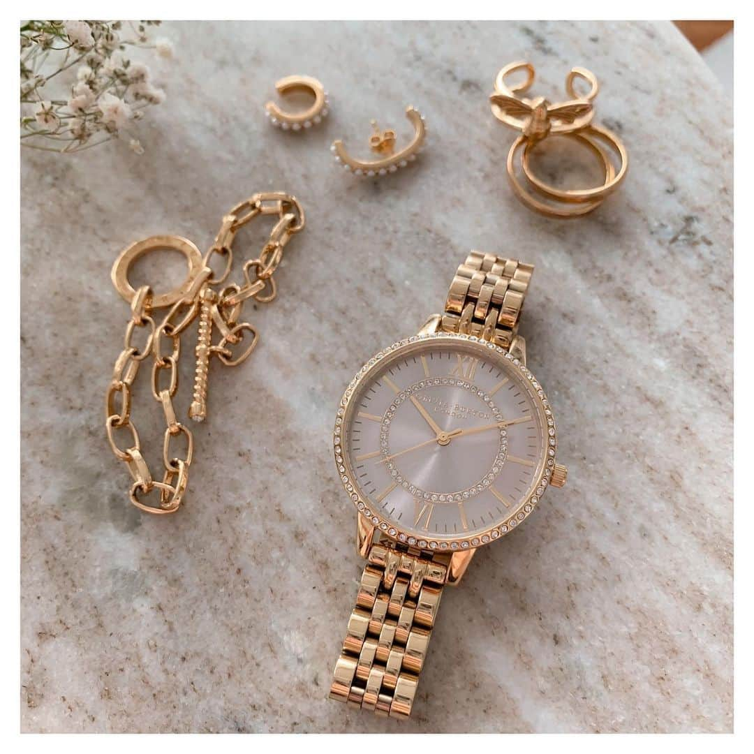 Olivia Burtonさんのインスタグラム写真 - (Olivia BurtonInstagram)「Our timeless Wonderland watch collection has had a sparkling makeover! A Swarovski crystal-encrusted blush Sunray dial, sparkle case and classic gold bracelet strap. She’s an icon ✨#MyOliviaBurton #WonderlandWatch #NewClassics」7月25日 19時17分 - oliviaburtonlondon