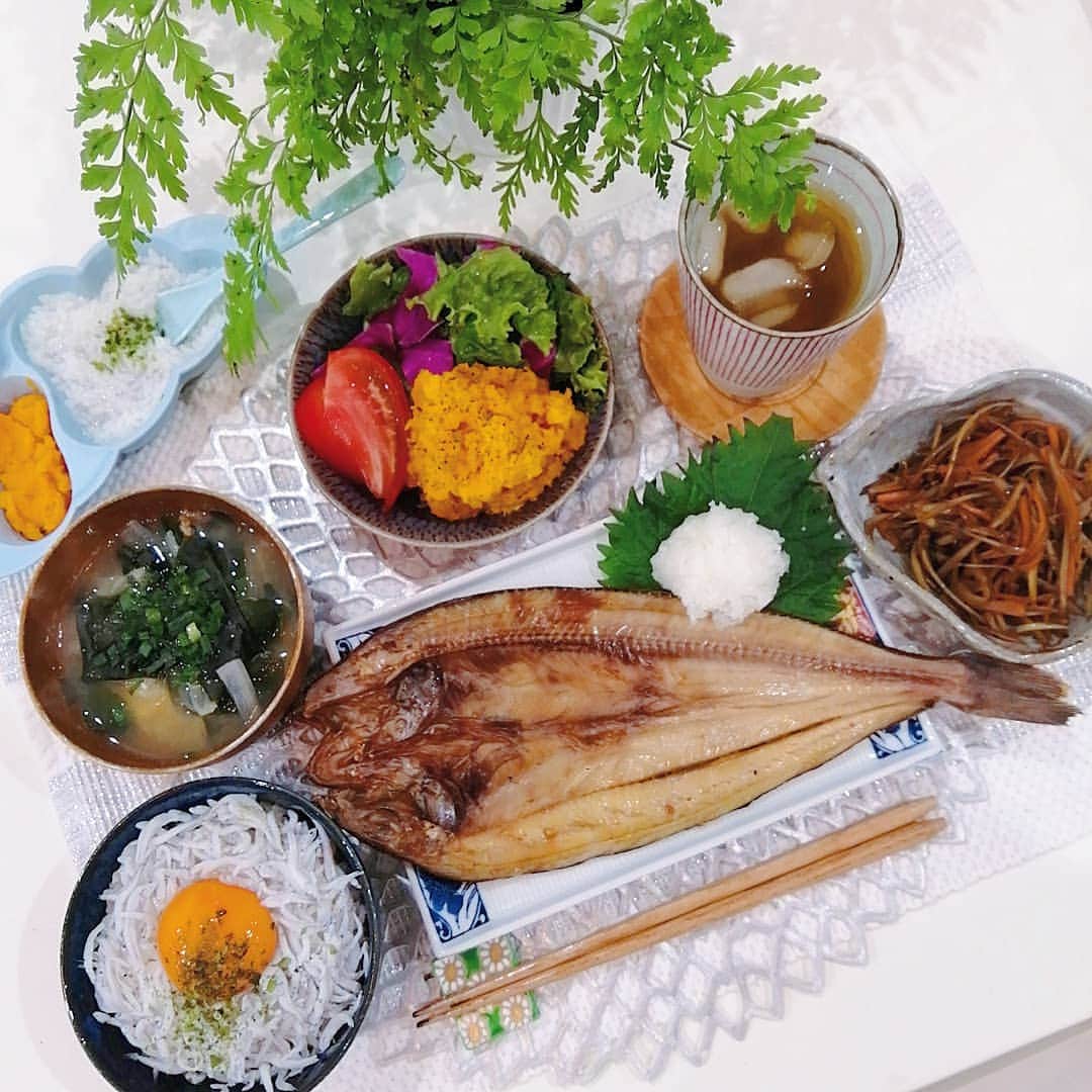 のインスタグラム：「#晩御飯#食費月13000円  ほっけの開き 金平牛蒡 かぼちゃサラダ お味噌汁 しらす丼 ・ ・ 2泊の出張から帰宅🏘 合間にまたフォトも受けてきたよ💆ダウンタイムなうです。 家の売買の件で動いた以外は、ひたすら子ども達とダーラダラ🤗❤️ 朝はお茶漬けと卵焼き、お昼はラーメン(笑) さすがに夜は栄養重視で🙄🙄🙄 ・ バナナが4房で120円🍌しらすもほっけも安かったけど、野菜が見る度値上がりしててびっくり！ きのこ類、人参、玉ねぎ、ニラは冷凍ストックがあるけど、今冷蔵庫すっかすか~買い物行かねば~ピンチ！！！ ・ ・ 晴もしらす粥、マッシュかぼちゃ、味噌汁の 味噌なし、バナナ1本完食👏 ・ 出張中母乳噴射したきゃわいい晴のムービー(笑) ・ ・ #晩ごはん#晩ご飯#夕食#夕御飯#夕食#おうちごはん#節約#節約ご飯#晩御飯#デリスタグラム#デリスタグラマー#クッキングラム#ワーママ#大分#instafood#親バカ部#10ヶ月」
