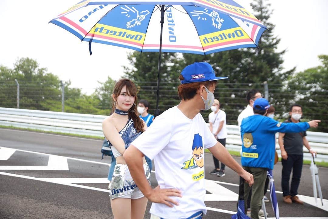 のインスタグラム：「. 86/brzレース、開幕戦お疲れ様でした✨ 雨模様で霧もひどく不安な菅生でしたが… 110号車、111号車共に 無事に帰ってきてくれて安心しました☺️ . そしてそして11号車の寿一選手は、 ヒート1の決勝で5台をぐいぐい抜いて 13位でチェッカーでした！🏁😳 明日はさらに抜いてくれるそうなので笑、 楽しみにしたいと思います💙 . #やっぱりサーキットは楽しい #86brz #86brzrace #owltech #オウルテック #race #racequeen #レース #菅生サーキット #仙台 #レースクイーン」