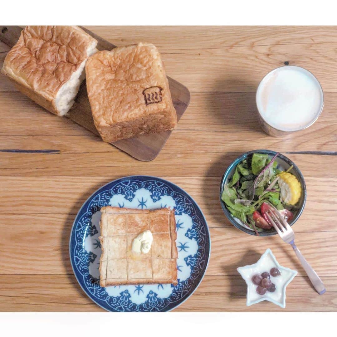 megumi matsuoさんのインスタグラム写真 - (megumi matsuoInstagram)「★★★ この連休の朝食は大分の高級食パン #しらしんけんパン #しんけん玄米パン を食べ比べ♫ ⁑ 分厚く手でちぎってトーストして食べました! 中はもちもちしてて甘くて…ほんと美味しかったぁ(˶‾᷄ ⁻̫ ‾᷅˵)♥︎ ⁑ 特に栄養バランス満点の、しんけん玄米パンは美容にもいいから、アラフォーの私にとっては一石二鳥♥︎∗*ﾟ ⁑ 子供たちもあっという間に平らげて、パパにいたっては連日2枚おかわりww ⁑ 先日『女性自身』に掲載もされたそうで♫ 大分県の生産者の商品を取り扱うショッピングサイト「うれしたのし豊の国」でお取り寄せできます！ https://toyonokuni.shop/  ⁑ #松潤カフェ#朝食#食パン#ママ#ママライブ#3児ママ#トースト#アラフォー#アラフォーママ#うれしたのし豊の国#お取り寄せパン#高級食パン#雑誌掲載商品#味比べ#pr」7月25日 19時34分 - sara_mira_