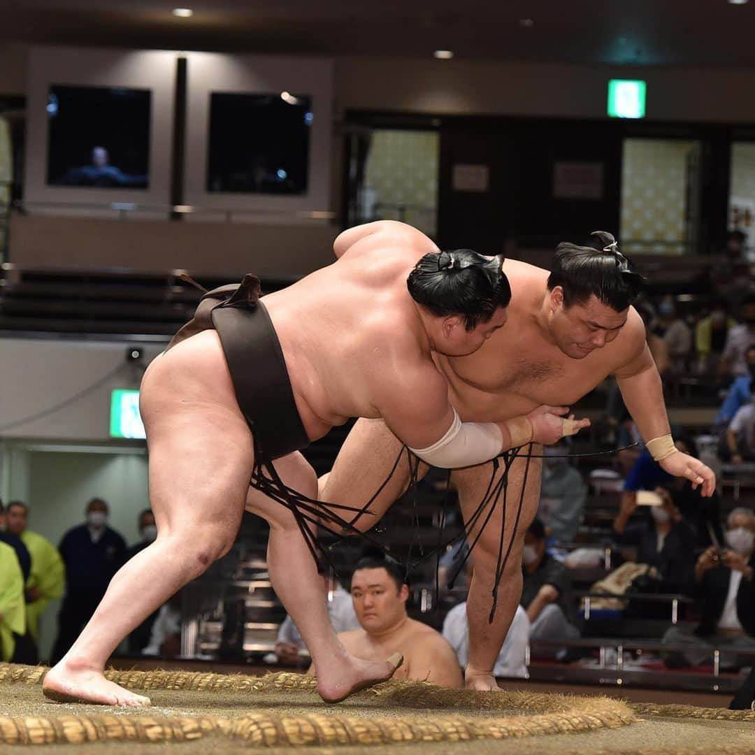 日本相撲協会さんのインスタグラム写真 - (日本相撲協会Instagram)「大相撲七月場所、7日目。﻿ 正代は東関脇で今日勝って6勝1敗。﻿ ﻿ 本日まで全勝は白鵬、朝乃山、御嶽海です。﻿ 6勝1敗は正代、妙義龍、琴勝峰、照ノ富士。﻿ （写真提供：ベースボール・マガジン社） ﻿ #sumo #相撲 #大相撲 #7月場所 #七月場所 #両国国技館 #国技館 #白鵬 #霧馬山 #朝乃山 #宝富士 #正代 #炎鵬 #玉鷲 #明瀬山 #翠富士」7月25日 19時34分 - sumokyokai