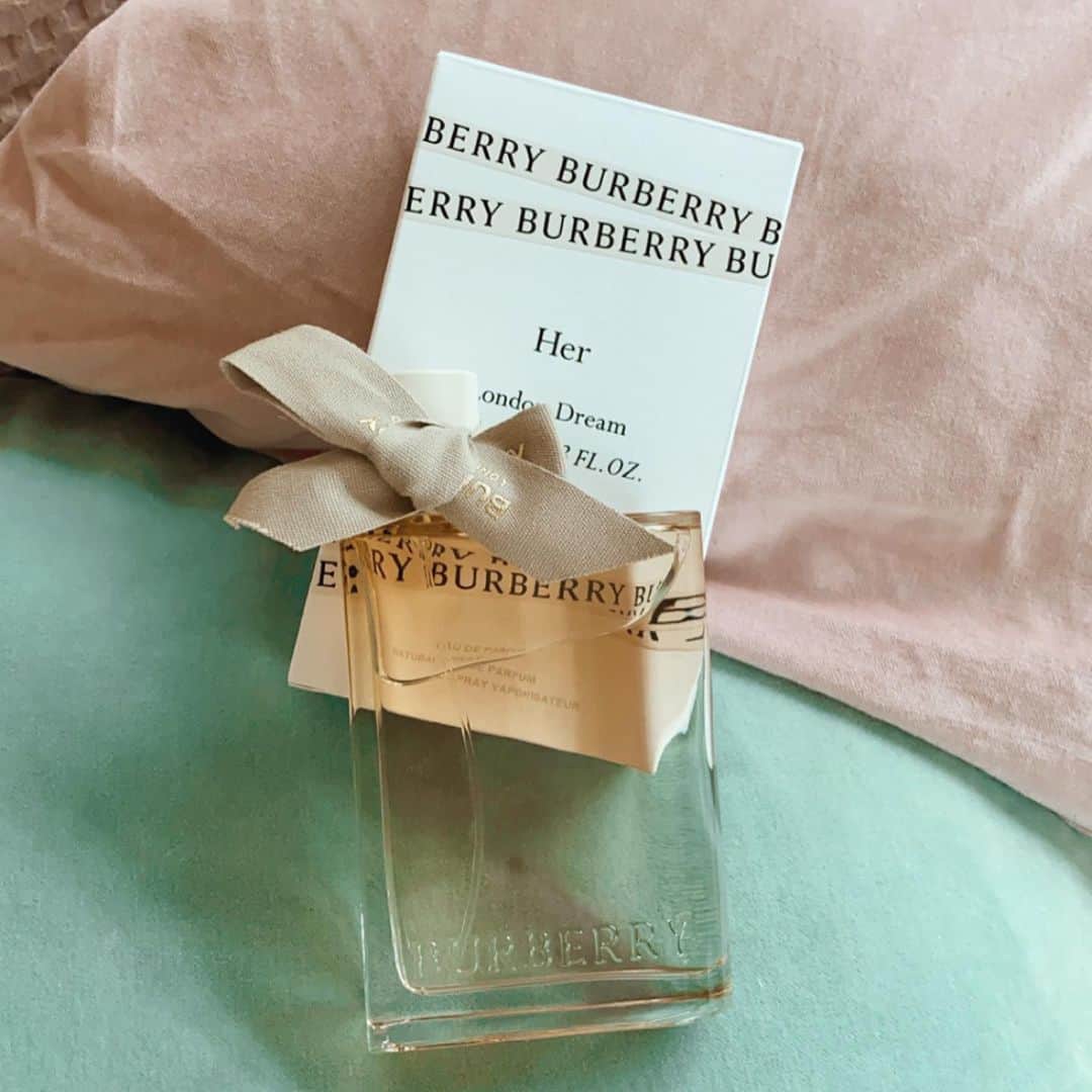 タヤ・ロジャースさんのインスタグラム写真 - (タヤ・ロジャースInstagram)「Daydreaming about London today thanks to the new @burberry fragrance “London Dream”✨ I’m itching to travel and can’t stop planning trips in my mind- if only I knew when they’d finally be able to happen💭✈️🌎💕 Where’s the first place you’d like to travel too once traveling is safe again?」7月25日 19時35分 - tayastarling