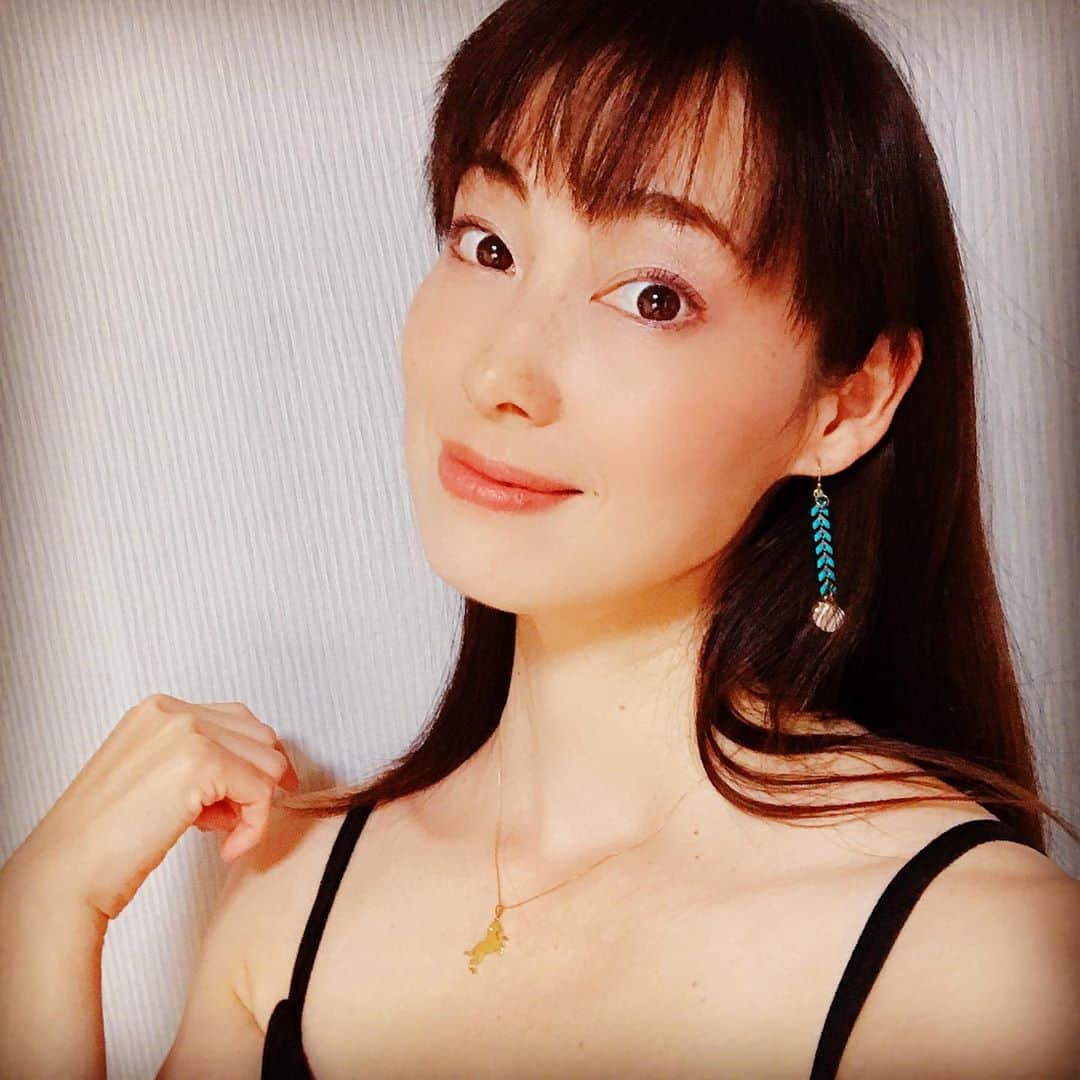 佐藤康恵さんのインスタグラム写真 - (佐藤康恵Instagram)「大変な世の中になってしまったけど、今の状況の中でやれる事を自分なりにやっていくしかない。今はひとりで頑張るんじゃなくて、今こそ助け合い皆んなで頑張っていこうじゃないか👍 大好きな友達とも会うのが難しくなり、改めて友達の大切さを感じる🌷 沢山しゃべって、笑ったりってだいじだよね。また、ライブもやりたいな🎤♡♪ コロナ自粛中に作ったピアス。大好きなターコイズブルー色のデザインチェーンにシェル🐚✨パーツを。 シックな黒ドレスも合う👗けど、夏のお出かけにも似合うよ(^^)マスク着用でもキレイに見えるから好き💖 YSjewel🔹佐藤康恵  #こんな時こそ #ysjewel #designer #japanesemodel #singer #japaneseactress #佐藤康恵 #yasuesato #医療関係者のみなさんありがとうございます」7月25日 10時54分 - yasuesato.official