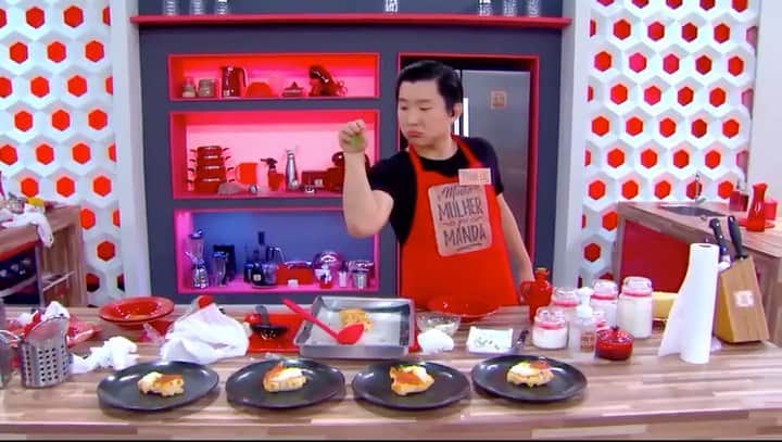 Eliana Michaelichin Bezerraのインスタグラム：「Pensa numa competição culinária entre casais em que os homens, que não entendem nada de cozinha, terão que executar uma receita elaborada pelo nosso chef @cabertolazzi, enquanto as mulheres explicam o passo a passo sem que eles saibam que prato será feito? Pensou? Então pode reunir a família que vai ter diversão e confusão na certa! O “Minha Mulher Que Manda” está de volta! Domingo, às 15h, no SBT. Espero vcs! #minhamulherquemanda #programaeliana #SBT」