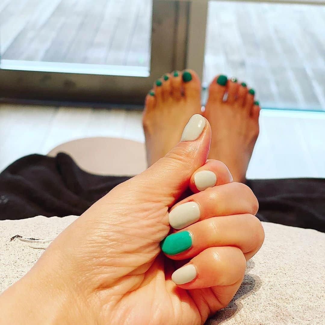 安蘭けいさんのインスタグラム写真 - (安蘭けいInstagram)「気分だけでも夏を感じたくて💅 ちょっと爽やかすぎてまだ私の気持ちが付いて行けてない感あるけど、これからどんどんこんな気分になっていきたい😆✨✨✨  #ジェルネイル #好きなこと #気分上がること #足とお揃い🦶 #早く梅雨あけてね #ターコイズブルー #ミルキーグリーン」7月25日 11時02分 - toko_aran