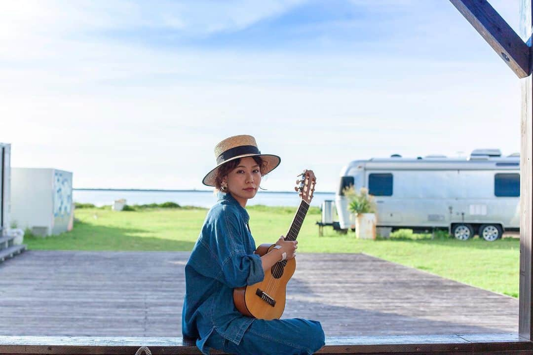 MAIKO さんのインスタグラム写真 - (MAIKO Instagram)「📸 @tsuru.to.photo  ソロアーティストみたいになってる🤣 ・ ・ ・ #ギタレレ  #YAMAHA #瀬長島 #セナガマリブ #sevenoops #グランピング したい🏕」7月25日 10時56分 - maiko_oops