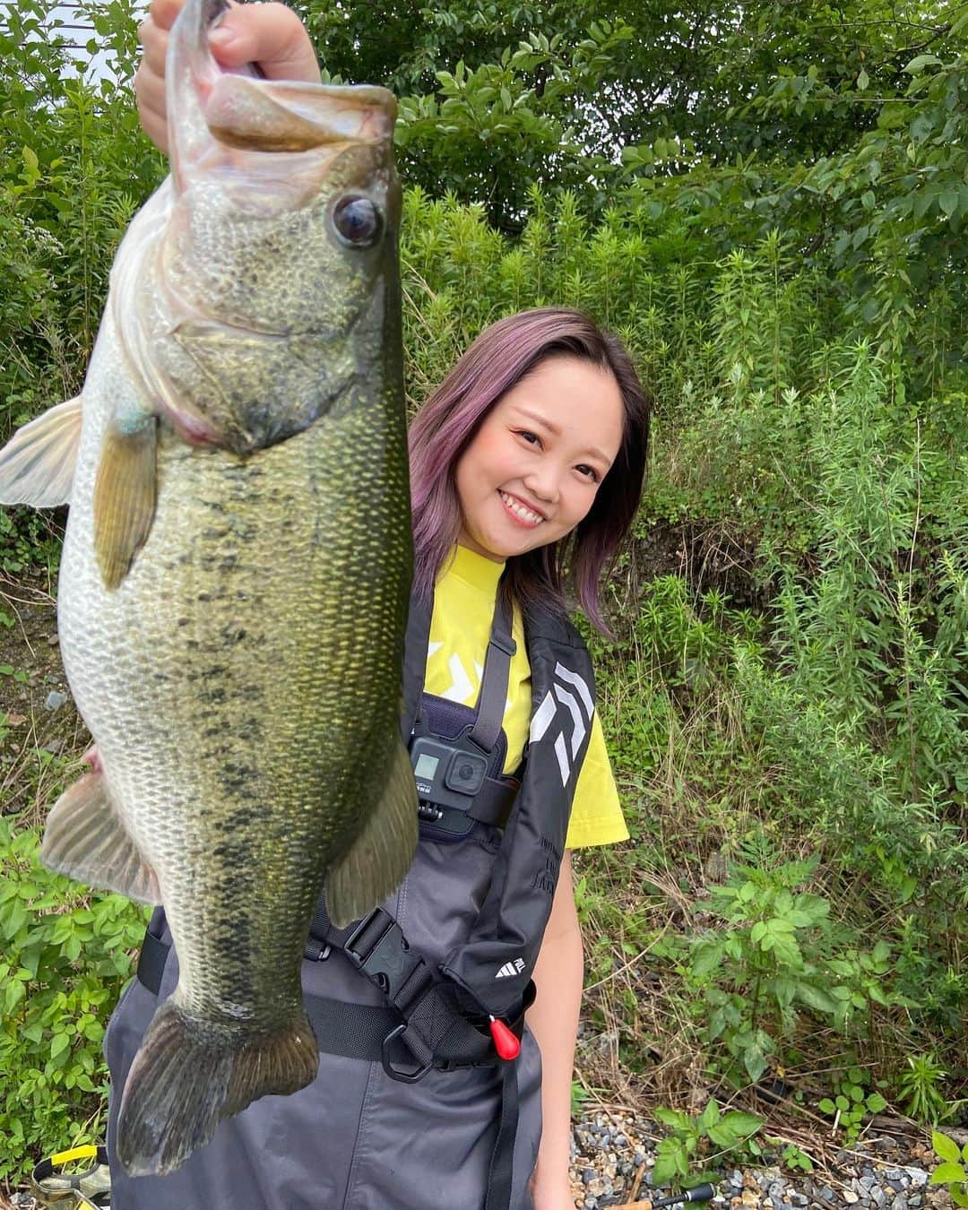 恵梨華のインスタグラム：「. 自粛開け一発目の釣り🥰💛💛💛 . めちゃくちゃ重かった😆✨🎣🎣 . マスゲン釣りチャンネル 更新されてます！ youtube観てね💛 . #バス釣り #マスゲン #マスゲン釣りチャンネル #釣りガール #琵琶湖 #ブラックバス #恵梨華 #つぼみ大革命 #youtube」