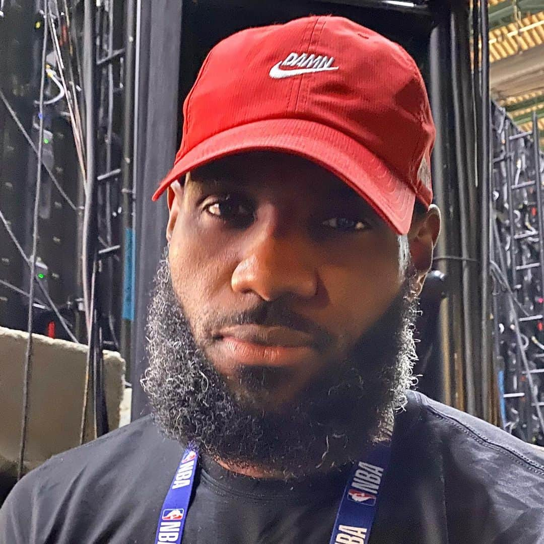 レイチェル・ニコルズさんのインスタグラム写真 - (レイチェル・ニコルズInstagram)「LeBron with a different kind of red baseball cap.」7月25日 11時04分 - rachel_nichols