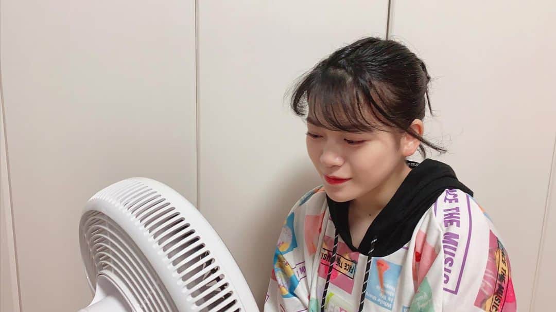 高岡薫のインスタグラム：「扇風機  #セルフプロデュース #オフショット」