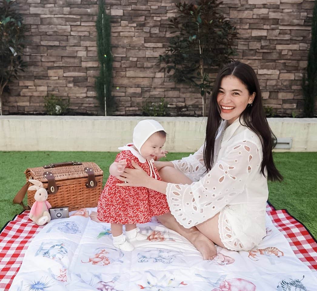アン・カーティスのインスタグラム：「Having a backyard milk picnic with my little prairie doll to celebrate some milestones. 🌸   Sending out 15 MILLION thank you’s to my Instagram fam 😮.   Thank you for all the love as I share bits and pieces of my life with you - like how my darling Dahlia can now stand tall on her little legs with a bit of help from her mumma 🥰  Big kisses! Sending out love and light to all of you! Happy Weekend 💖」