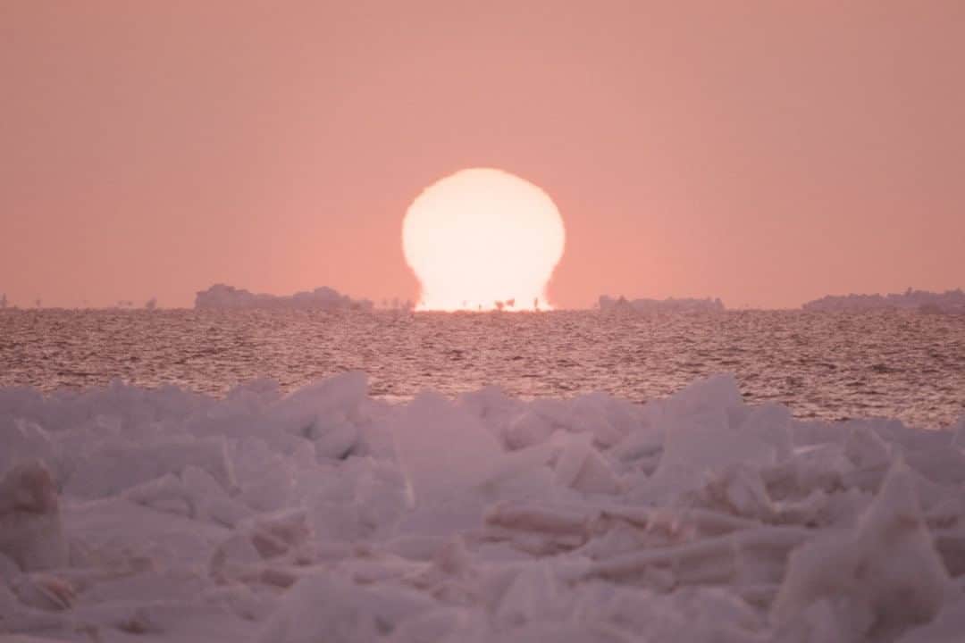 National Geographic Travelさんのインスタグラム写真 - (National Geographic TravelInstagram)「Photo by @kiliiiyuyan  The setting sun dissolves into the Arctic Ocean, appearing in a mushroom shape to distant observers. The illusion is caused by an optical phenomenon common in the Arctic known as the fata morgana. Large temperature differentials between air temperature and water temperature create distorted mirror images of what's above the horizon line. Follow me @kiliiiyuyan for more from the Arctic. #arctic #sunset #mirage」7月25日 11時06分 - natgeotravel