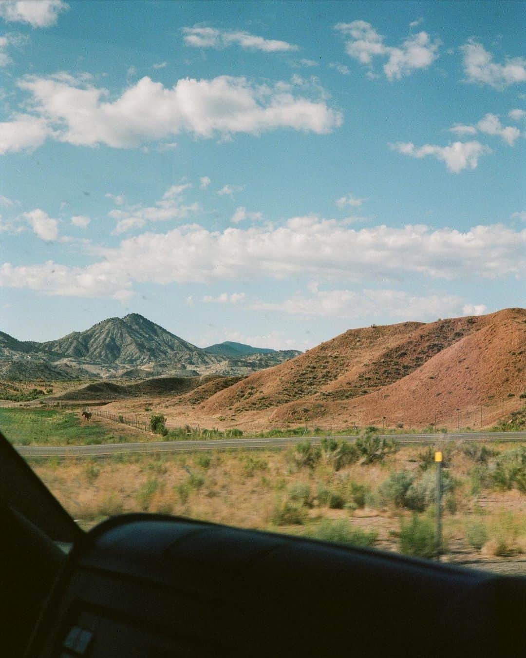 松島エミのインスタグラム：「Road tripping❤️ 全然もっと長くかけて行けたけどとりあえず3週間かけて行ってきたアメリカ東から西へのロードトリップ。それでもほんのかけらしかまだ見れてないからまた近々行こう。  . #ロードトリップ#フィルム#フィルムカメラ #アメリカ旅行 #roadtrip #filmphotography #mountains #shootfilm」